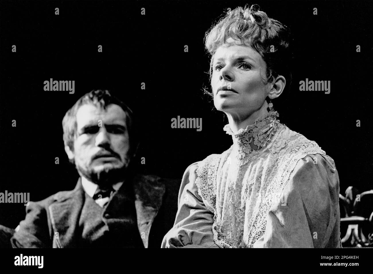 Brian Cox (Eilert Lovborg), Jill Bennett (Hedda Tesman) dans HEDDA GABLER par Henrik Ibsen au Royal court Theatre, Londres SW1 28/06/1972 adapté par John Osborne Set design: Alan Tagg costumes: Deirdre Clancy éclairage: Andy Phillips réalisateur: Anthony page Banque D'Images