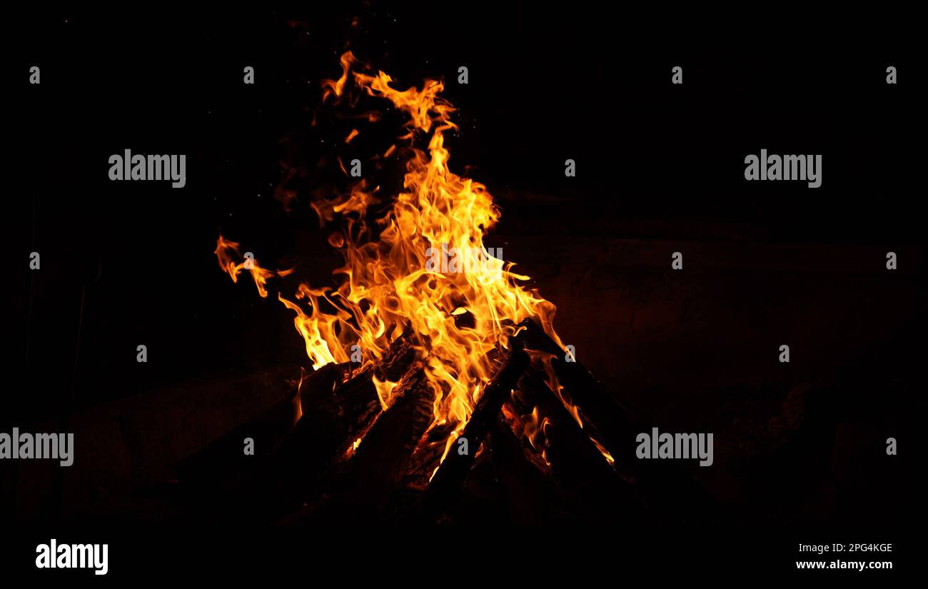 Feu de camp brûlant avec des empers lumineux Banque D'Images