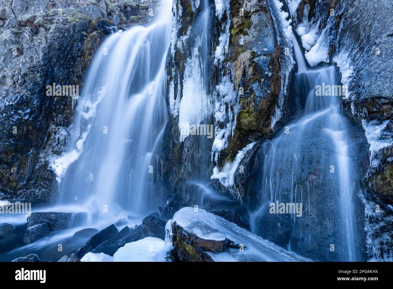 Chutes d'eau au fjord Faskrudsfjordur, Eastfjords, Islande Banque D'Images