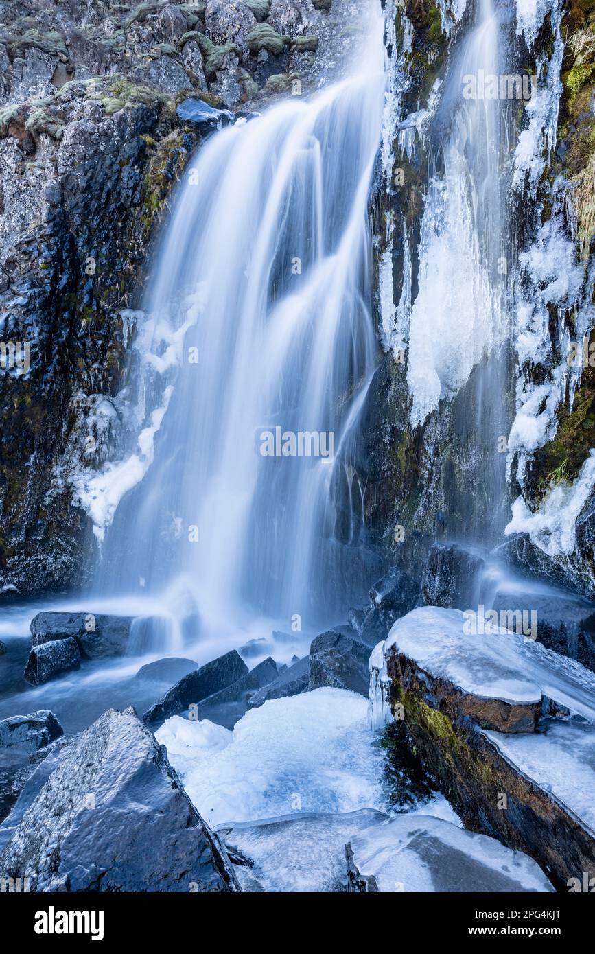 Chutes d'eau au fjord Faskrudsfjordur, Eastfjords, Islande Banque D'Images
