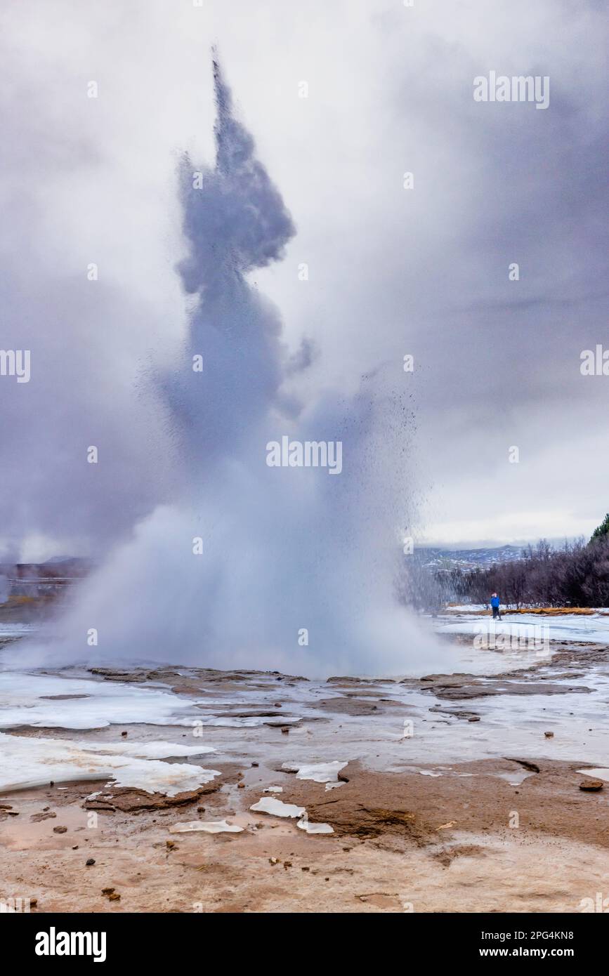 Strokkur geyser, zone géothermique de la vallée de Haukadalur sur la route du cercle d'or, Islande Banque D'Images