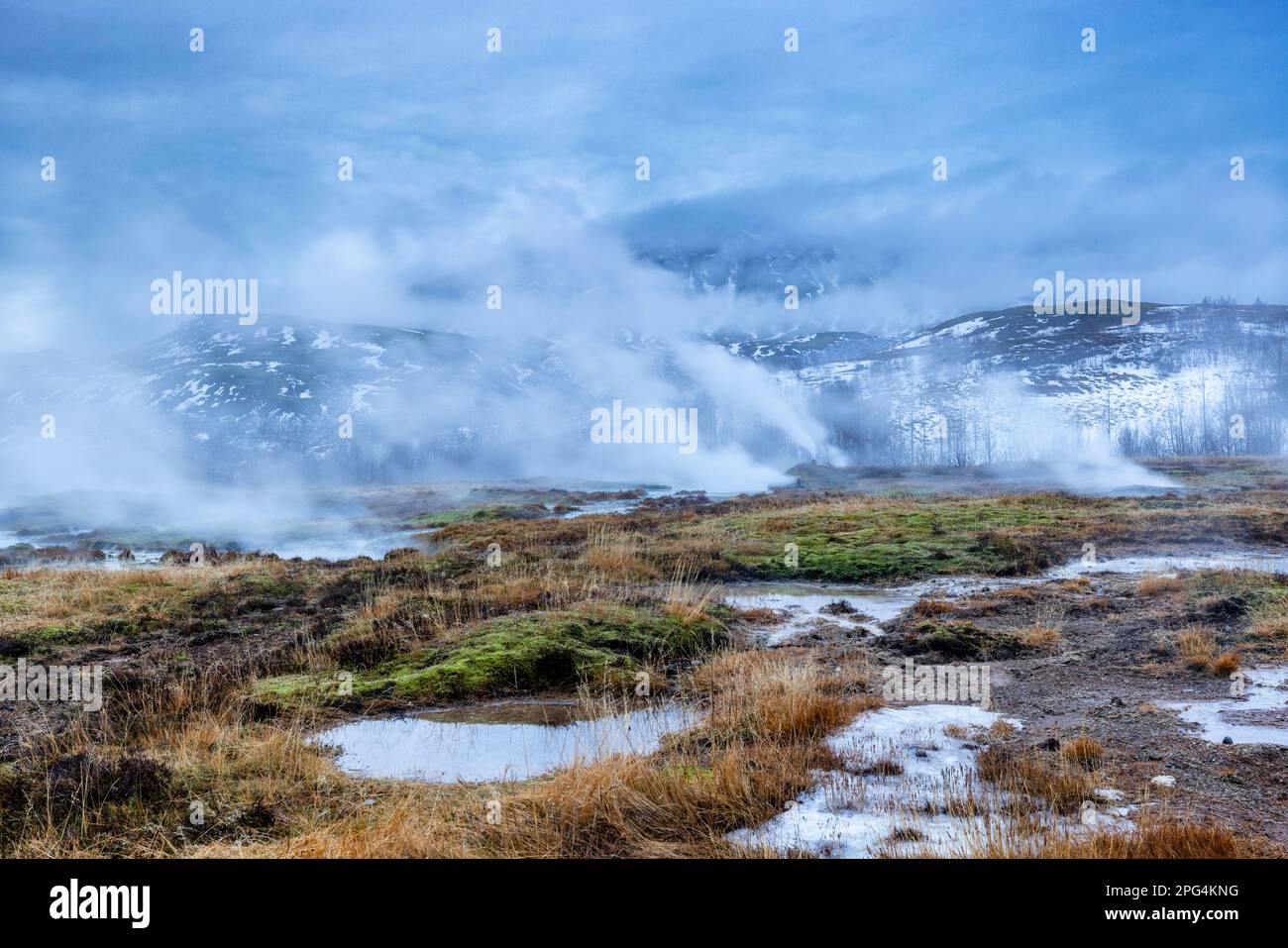Strokkur Hot pools de la zone géothermique de la vallée de Haukadalur sur la route du cercle d'or, Islande Banque D'Images