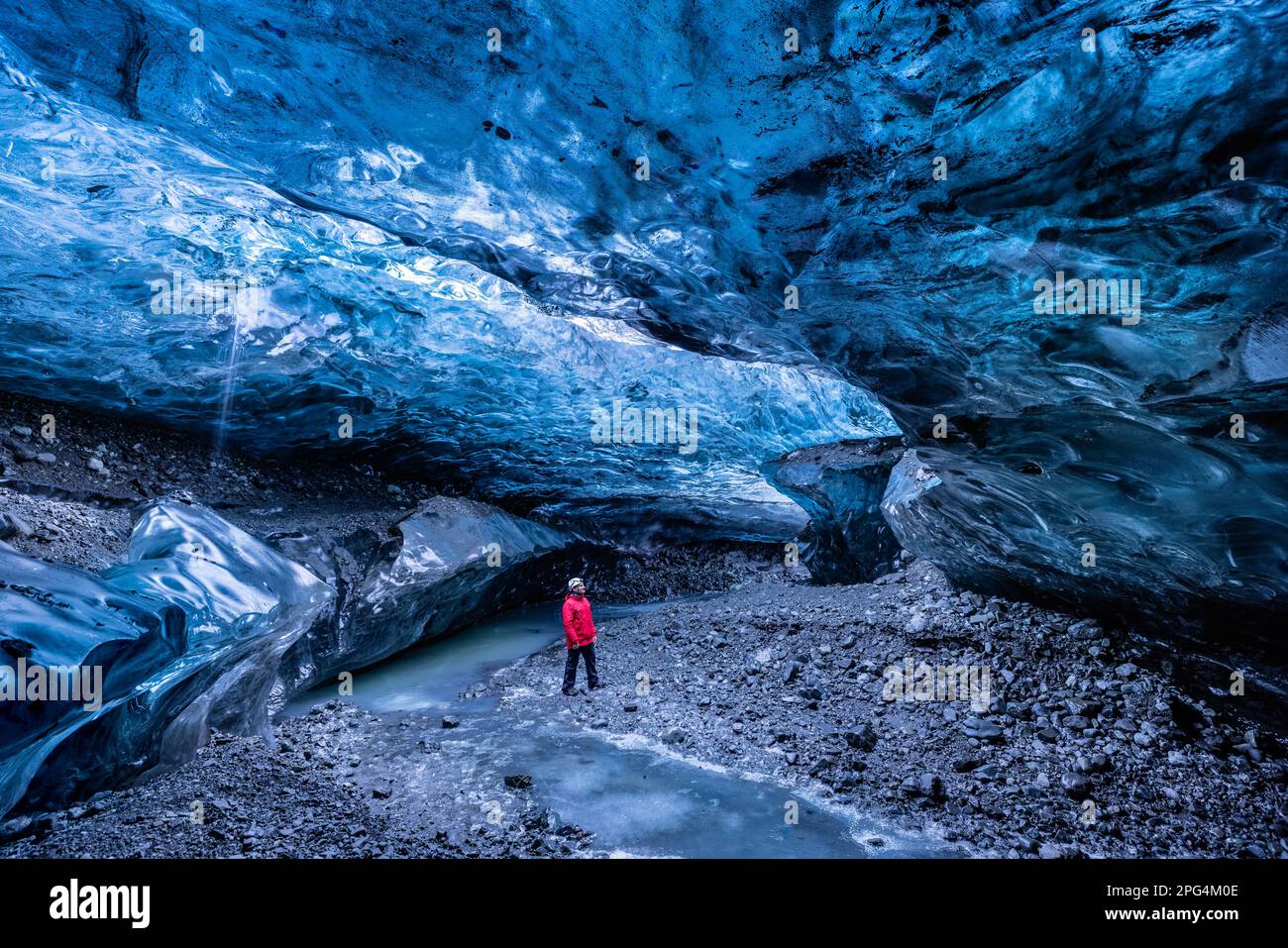 Explorer à l'intérieur de la grotte de glace de Sapphire Breiðamerkurjökull du parc national de Vatnajökull, Islande Banque D'Images
