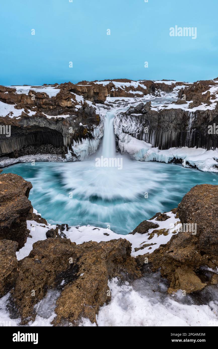 Cascade d'Aldeyjarfoss et colonnes de lave de basalte dans les Highlands d'Islande Banque D'Images