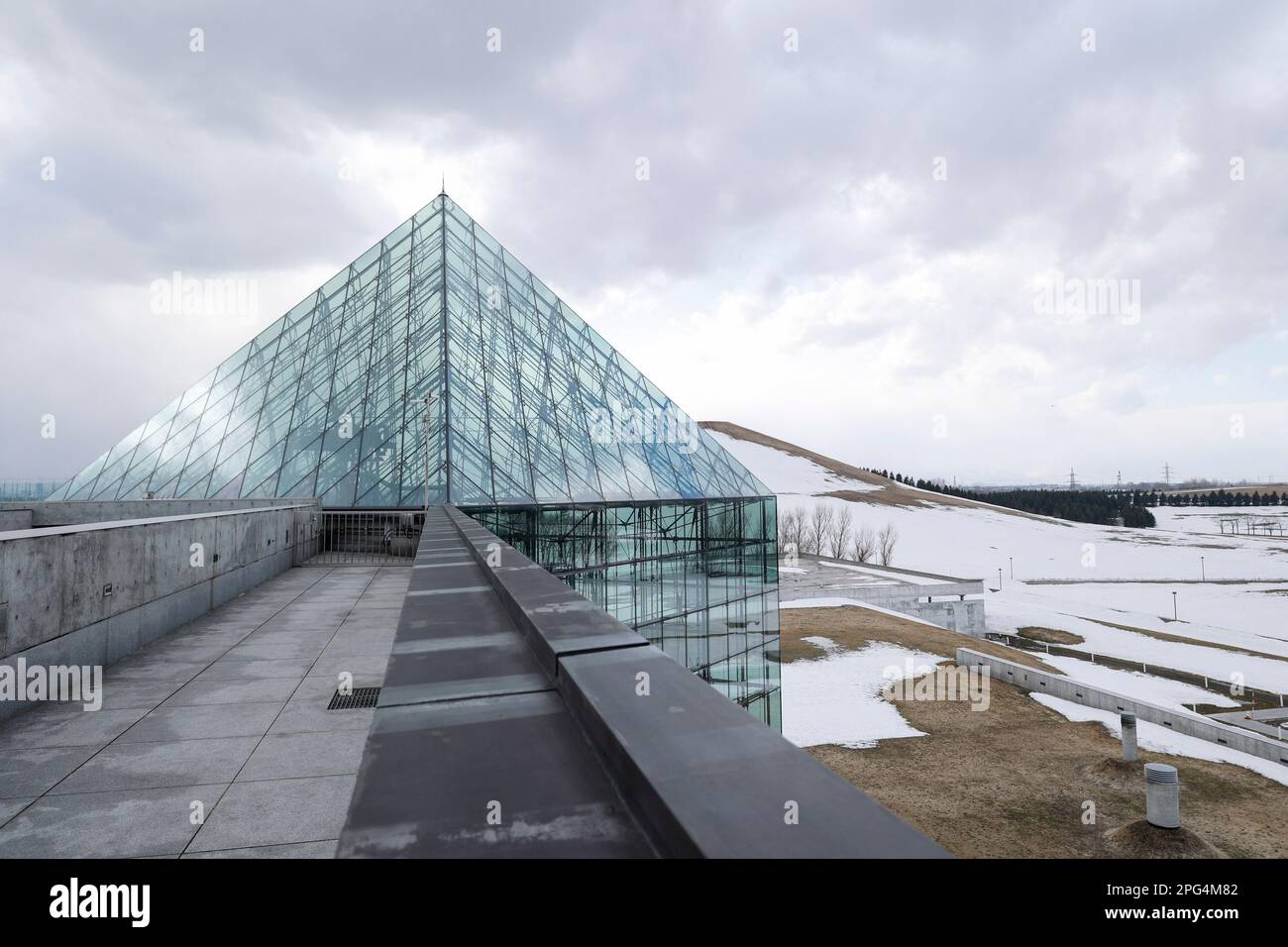 17 mars 2023, Sapporo, Hokkaido, Japon: Vue générale de la Pyramide de verre dans le parc de Moerenuma à Sapporo. Le parc est le dernier morceau d'art du sculpteur Isamu Noguchi. Il est construit sur un site qui était autrefois une décharge à ordures. Le parc Moerenuma dispose d'une installation (la Pyramide de de verre) qui utilise la neige stockée pour refroidir l'air pendant la saison estivale. La culture Ainu et les initiatives pour un Hokkaido zéro carbone, comme la première installation de capture et de stockage du carbone (CCS) du Japon dans les fonds marins dans la zone portuaire de Tomakomai, la zone d'énergie renouvelable à Ishikari et le parc Moerenuma, ont été couvertes pendant le Banque D'Images