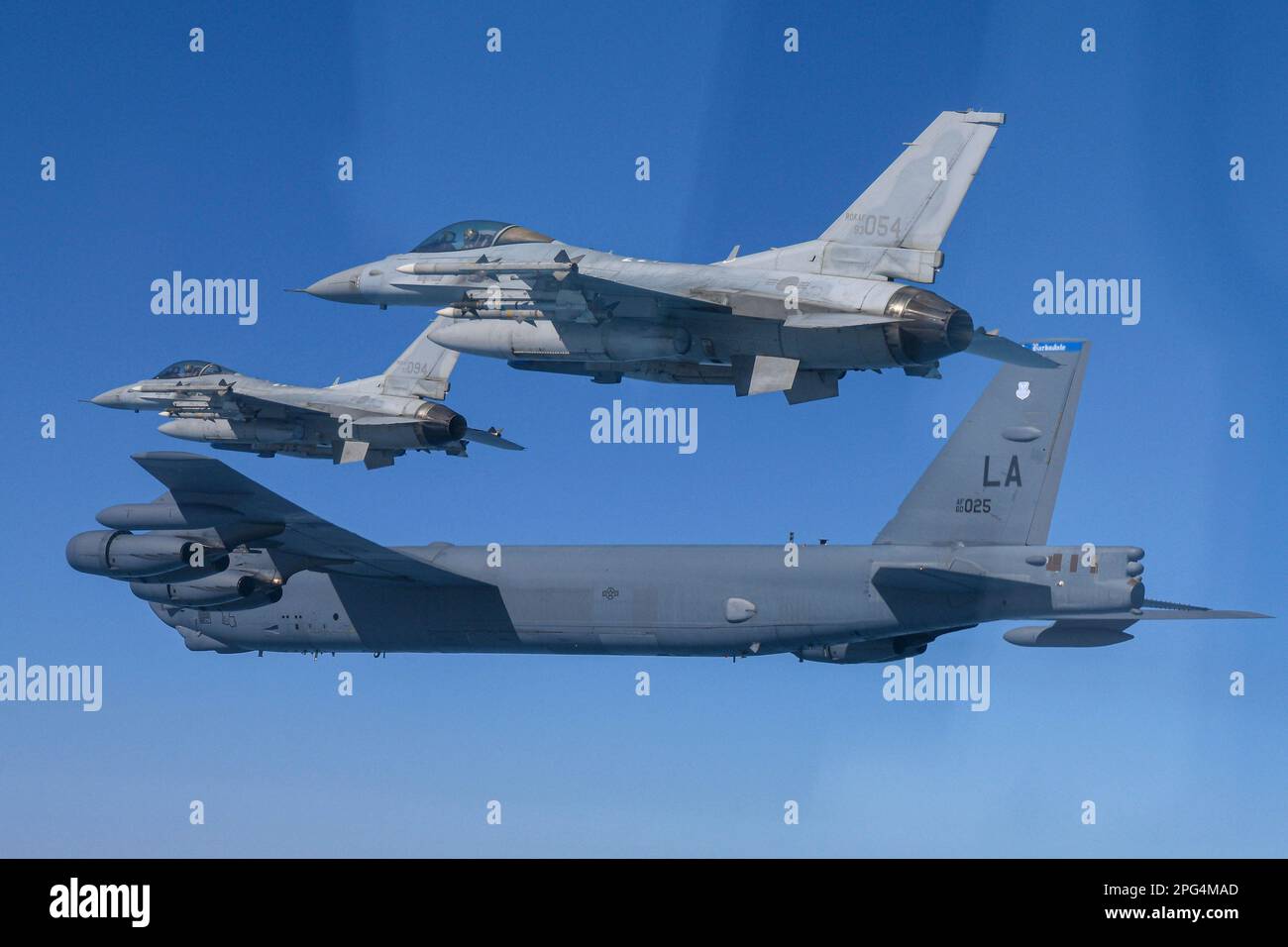 Mer de l'est, Corée du Sud. 19th mars 2023. A ÉTATS-UNIS Le bombardier stratégique B-52H de la Force aérienne, StratoFortress, est escorté par les chasseurs d'aigles à nain F-15K sud-coréens pendant l'exercice vigilant tempête 23, 19 mars 2023 au-dessus de la péninsule coréenne. Crédit : 1st Lt. Cameron Silver/US Air Force photo/Alamy Live News Banque D'Images