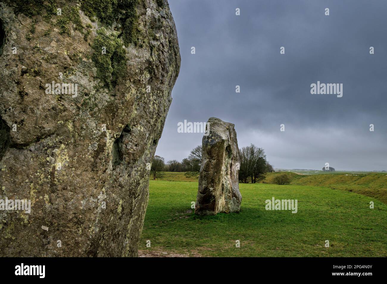 Les anciennes pierres debout du cercle de pierres d'Avebury, Wiltshire, Angleterre Banque D'Images