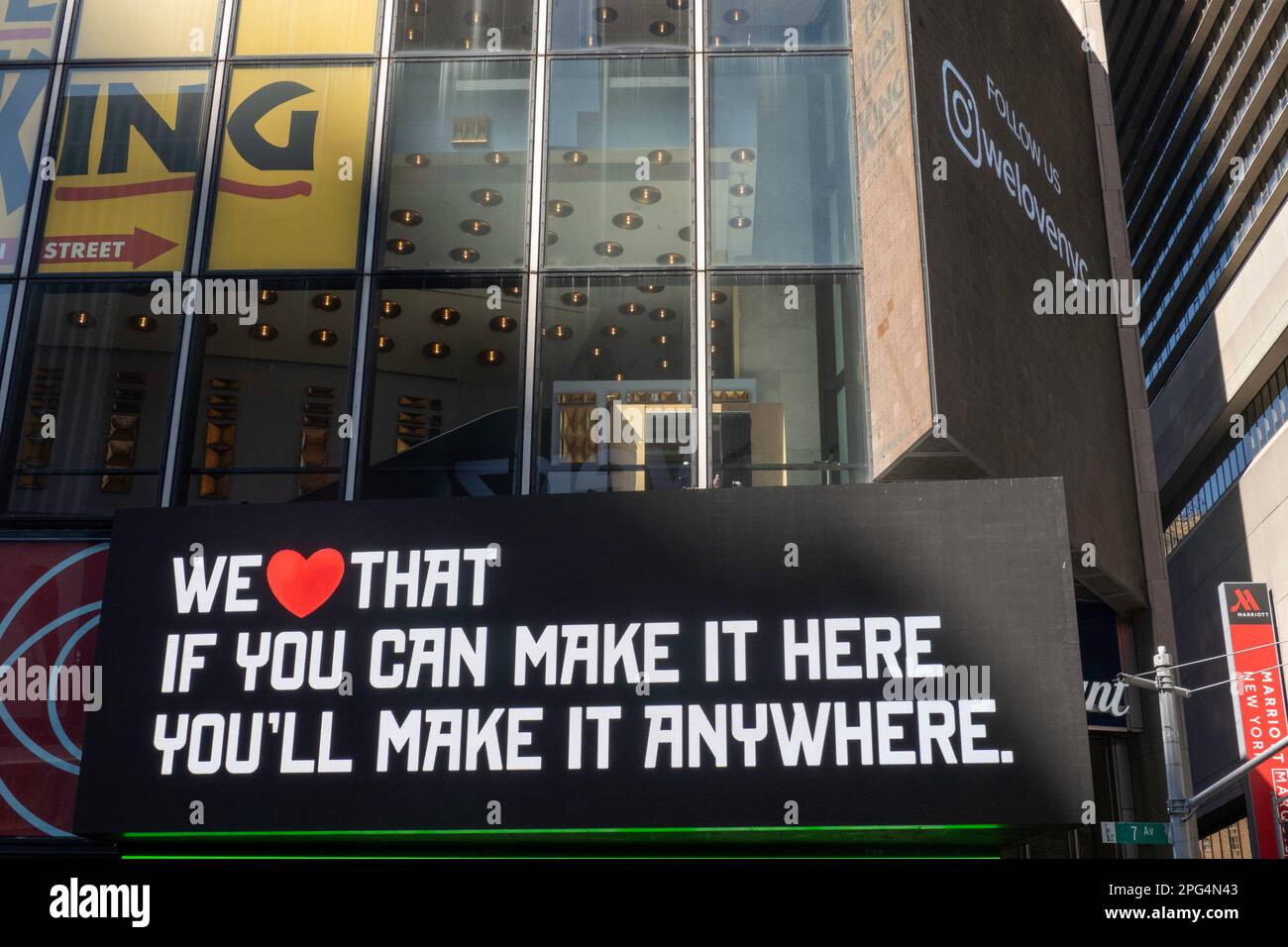 « We love NYC » est un logo revisité, signifiant un esprit communautaire renouvelé, signalétique Times Square, New York City, 2023, États-Unis Banque D'Images