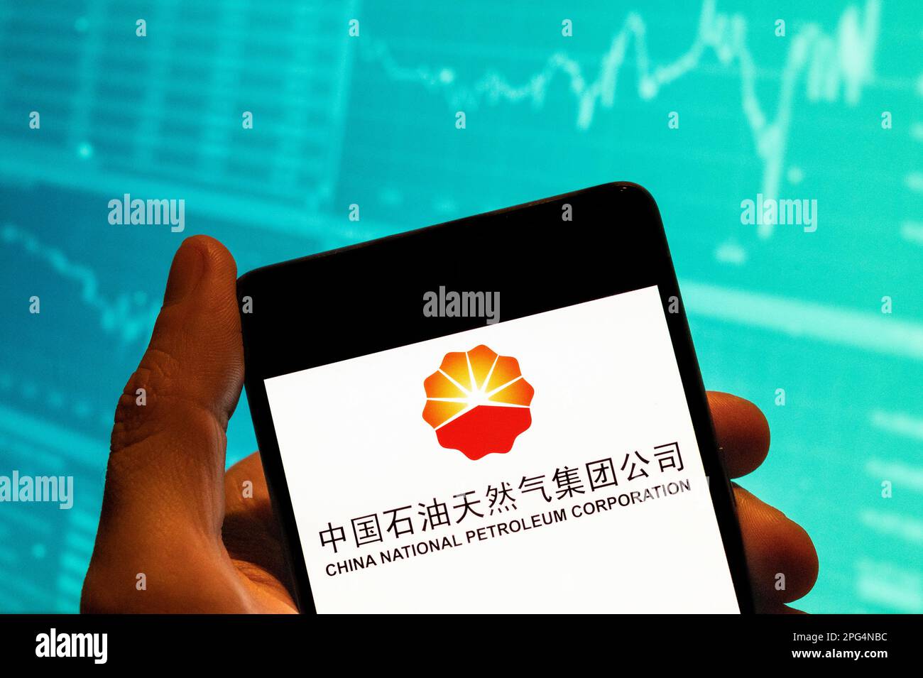 Chine. 19th févr. 2023. Dans cette illustration, le logo de la société chinoise de pétrole et de gaz China National Petroleum Corporation (CNPC) est affiché sur un smartphone avec un graphique d'indice boursier économique en arrière-plan. Crédit : SOPA Images Limited/Alamy Live News Banque D'Images