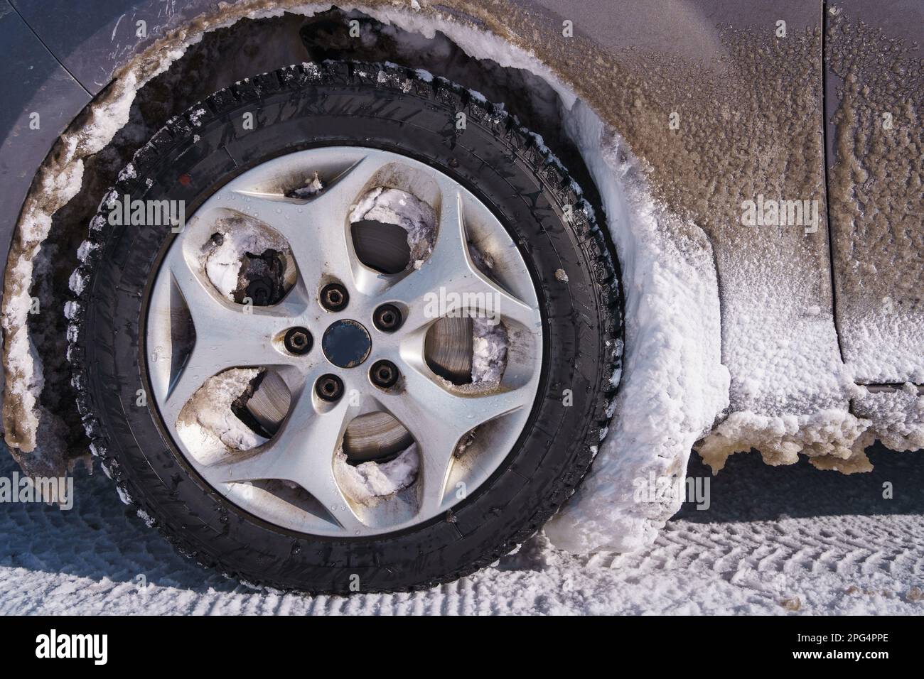 Passage de roue d'une voiture pleine de neige en hiver. Banque D'Images