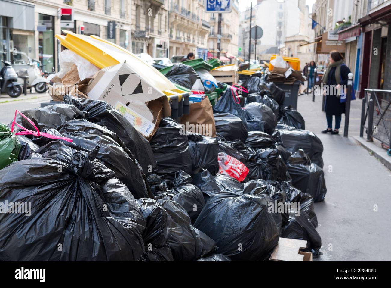 Paris, France, 03/20/2023. Quantité d'ordures non collectées dans les rues de Paris pendant la grève des collecteurs d'ordures - MARS 20 2023 - Jacques Julien/Alamy Live News Banque D'Images