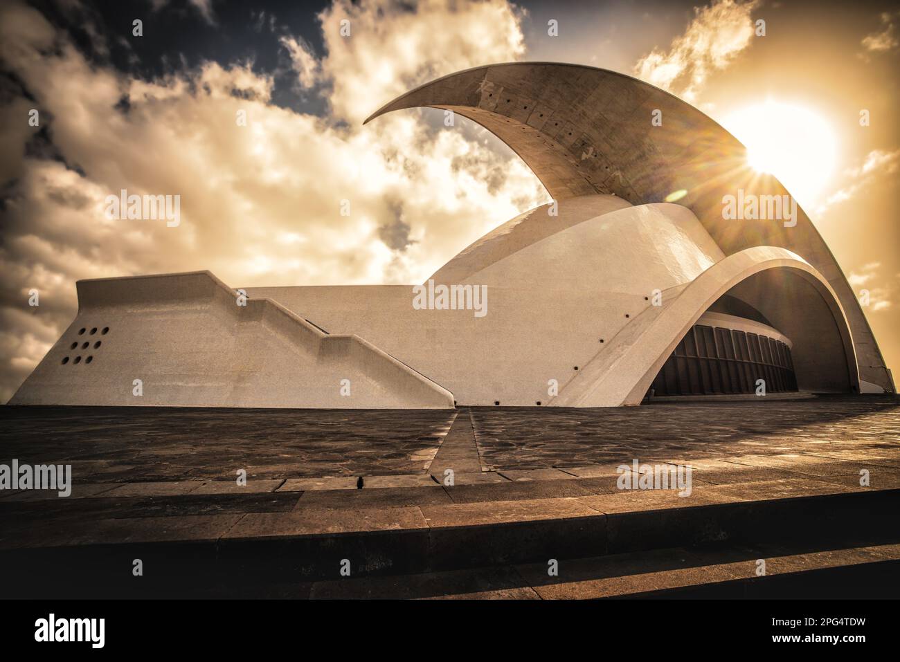 Tenerife Auditorium devant le soleil lumineux, architecture audacieuse Santa Cruz salle de concert capitale, Auditorio de Tenerife Banque D'Images