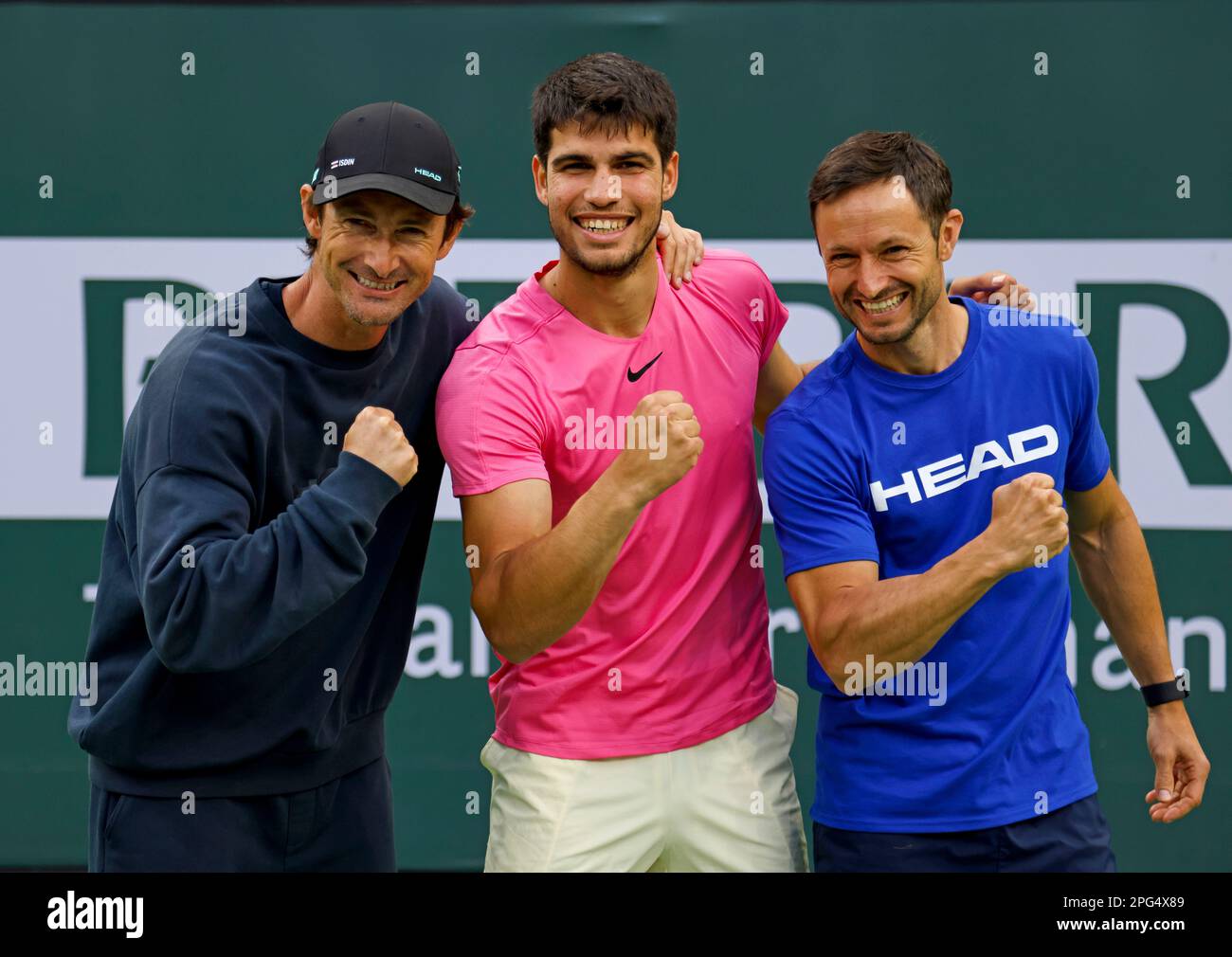 19 mars 2023 Carlos Alcaraz d'Espagne avec le spécialiste de physio et de réadaptation Juanjo Moreno (R) et l'entraîneur Juan Carlos Ferrero (L) après avoir battu Daniil Danievil Medvedev dans la finale masculine de l'ouverture de BNP Paribas 2023 au jardin de tennis de puits indiens à Wells indiens, Californie. Crédit photo obligatoire : Charles Baus/CSM Banque D'Images