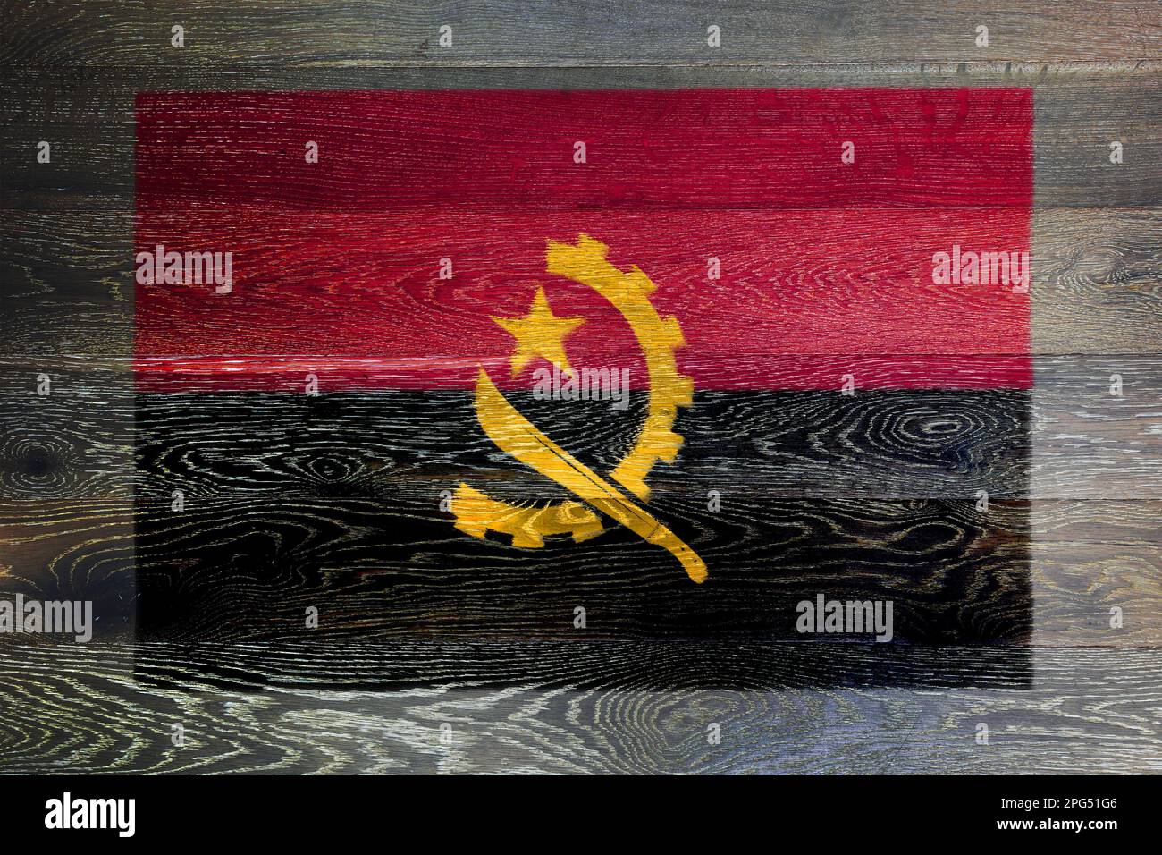 Drapeau de l'Angola sur fond rustique de surface en bois ancien Banque D'Images