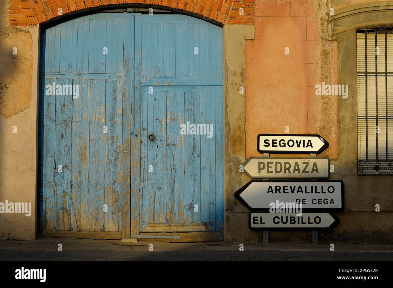 Porte et panneaux de signalisation à El Guijar, Segovia. Banque D'Images