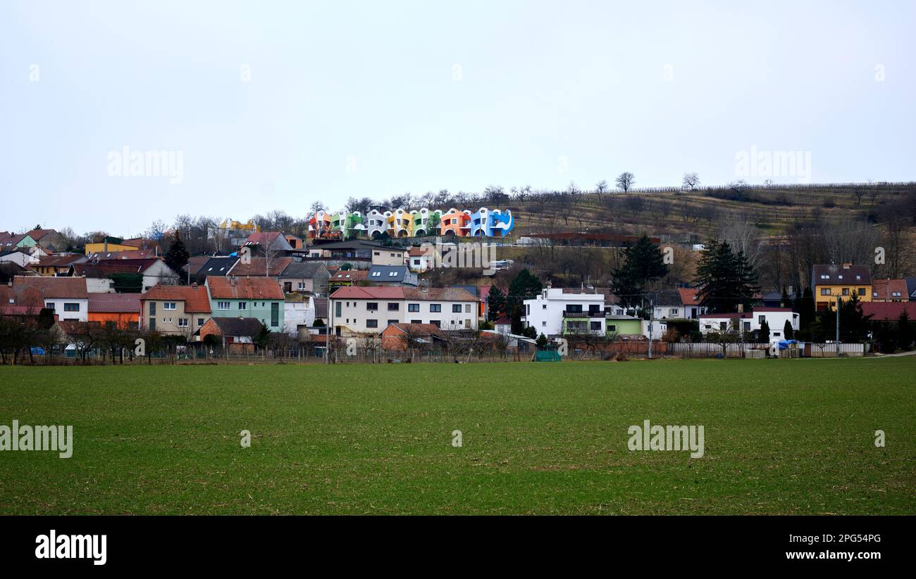 Un paysage rural avec une ferme et des bâtiments au loin, Velke Pavlovice, république tchèque Banque D'Images