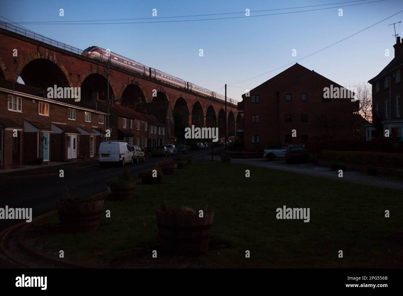 LNER Hitachi Azuma train traversant le viaduc de Yarm au-dessus d'une rangée de maisons mitoyennes, sur la rue ouest Yarm sur Tees, Royaume-Uni Banque D'Images