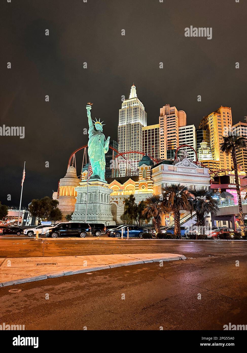 Las Vegas, Nevada - 14 mars 2023 - New York New York la nuit avec montagnes russes illuminées et Statue de la liberté sur le Strip de Las Vegas Banque D'Images