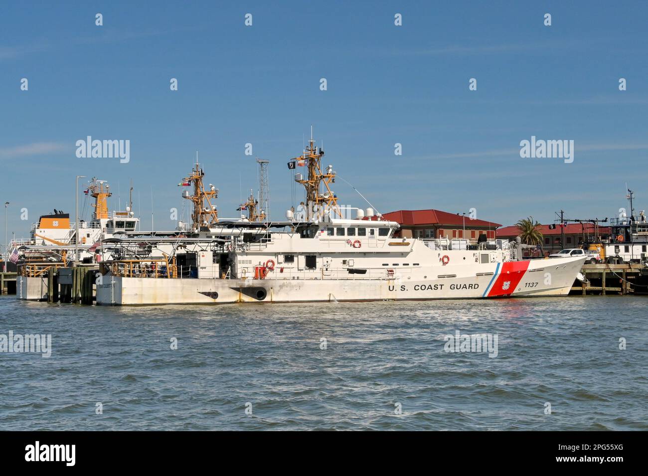Galveston, Texas, États-Unis - février 2023 : LE navire 1137 DE la Garde côtière AMÉRICAINE a amarré à sa base dans le port de la ville Banque D'Images