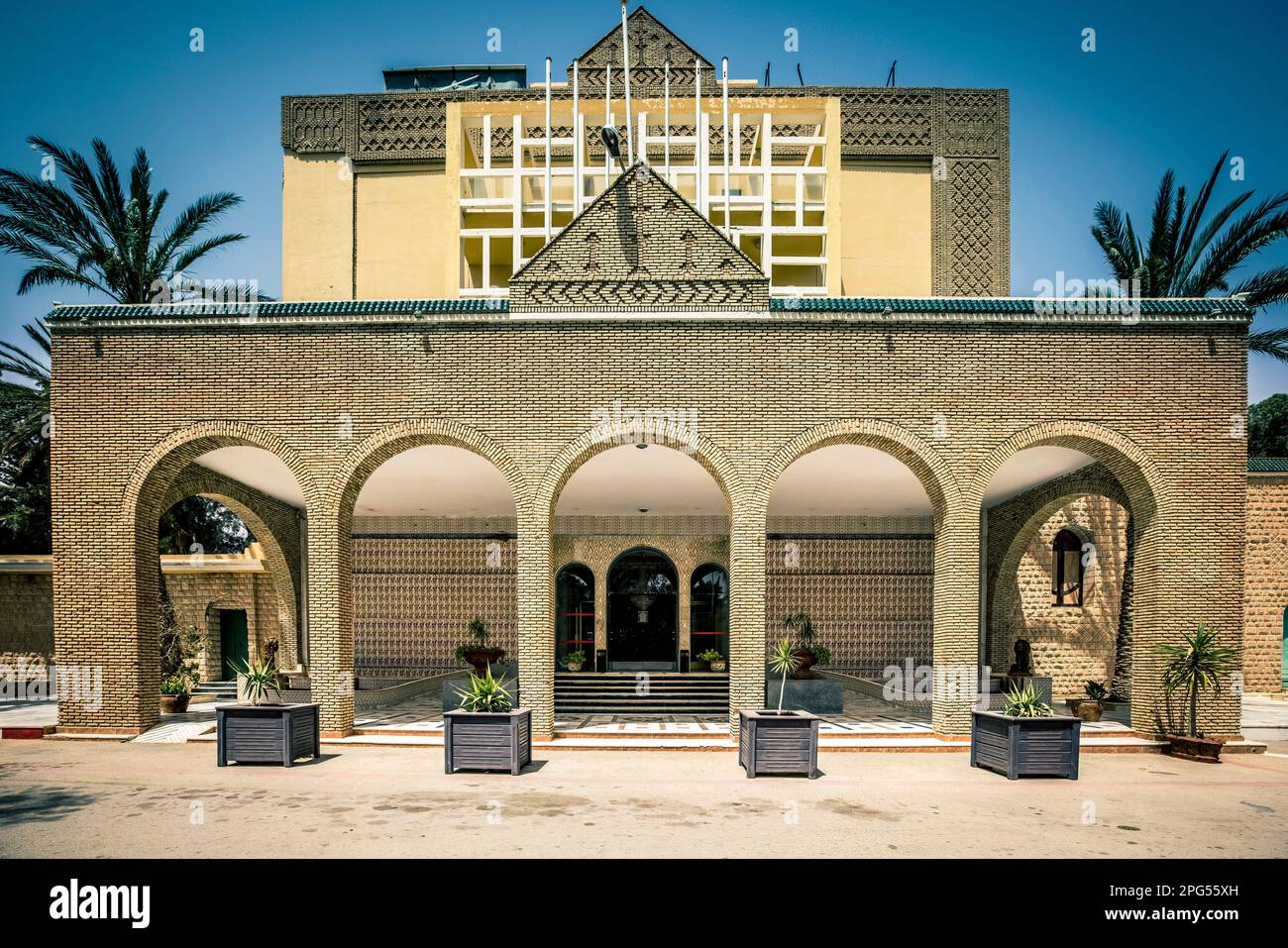 Cette photo illustre la grandeur et l'élégance de l'entrée de l'hôtel Jugurtha Palace. L'arcade complexe et les détails ornés de la construction Banque D'Images