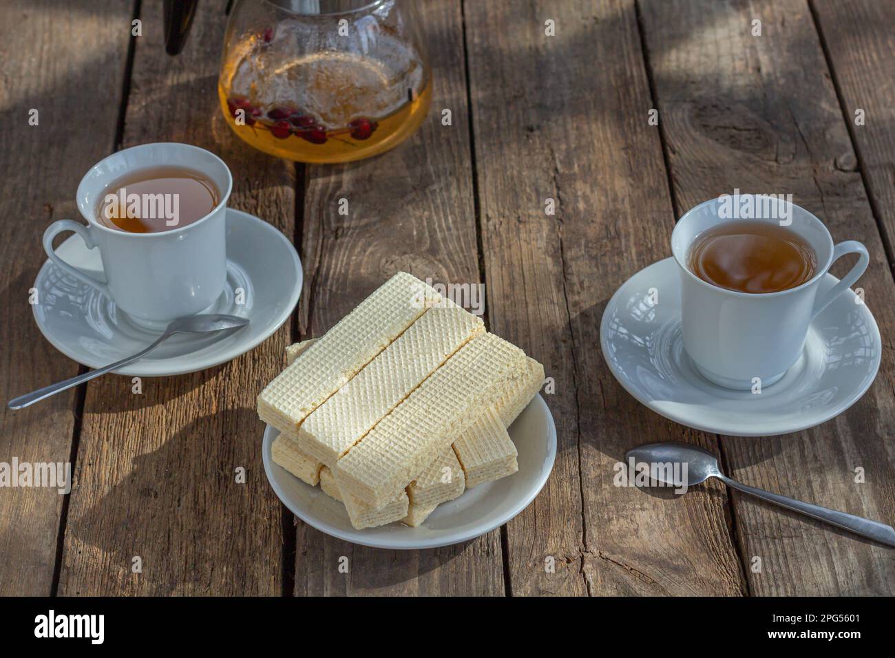 Thé avec gaufres russes sucrées sur fond de bois. Desserts et bonbons traditionnels. rustique Banque D'Images