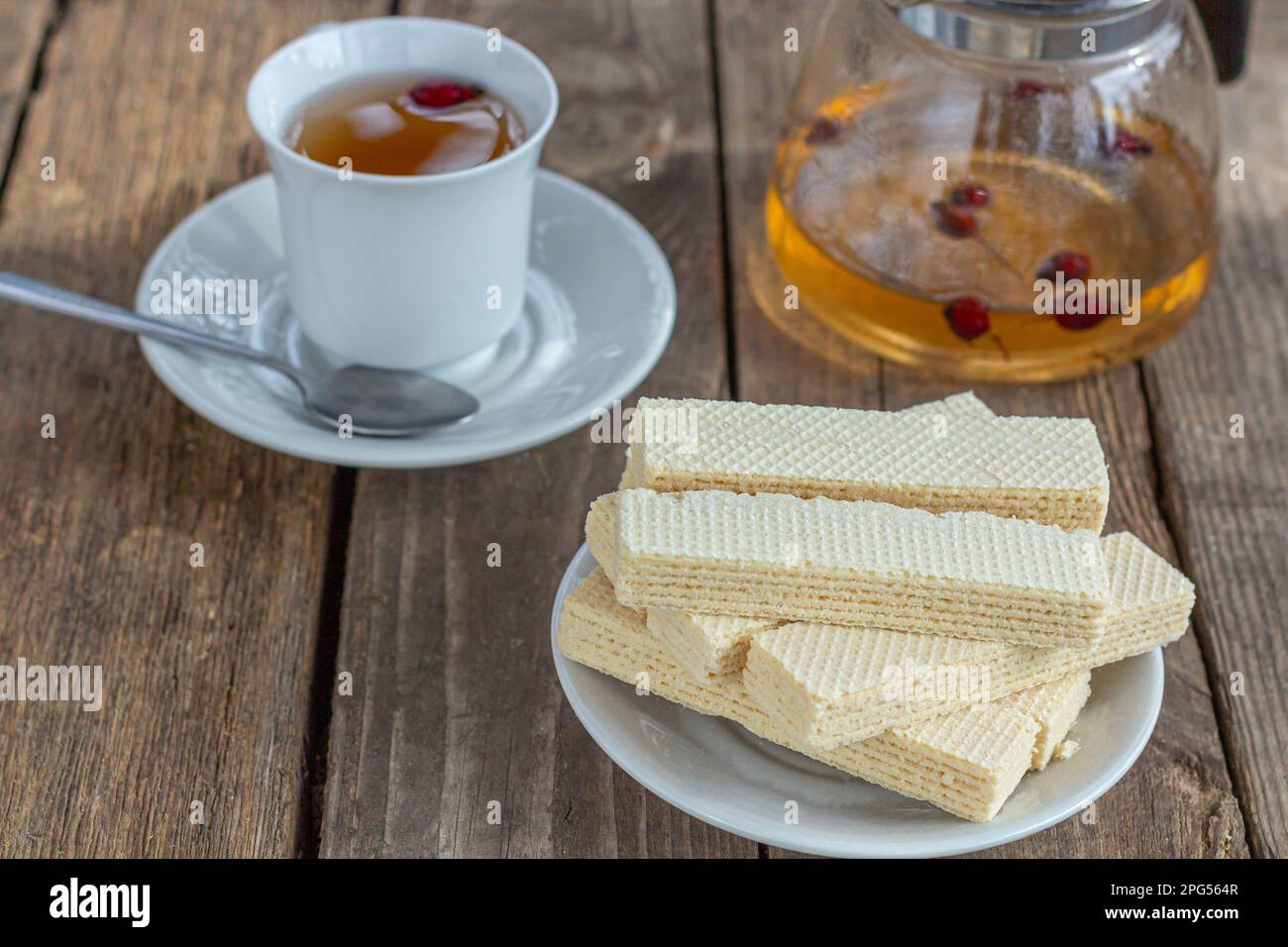 Thé avec gaufres russes sucrées sur fond de bois. Desserts et bonbons traditionnels. rustique Banque D'Images