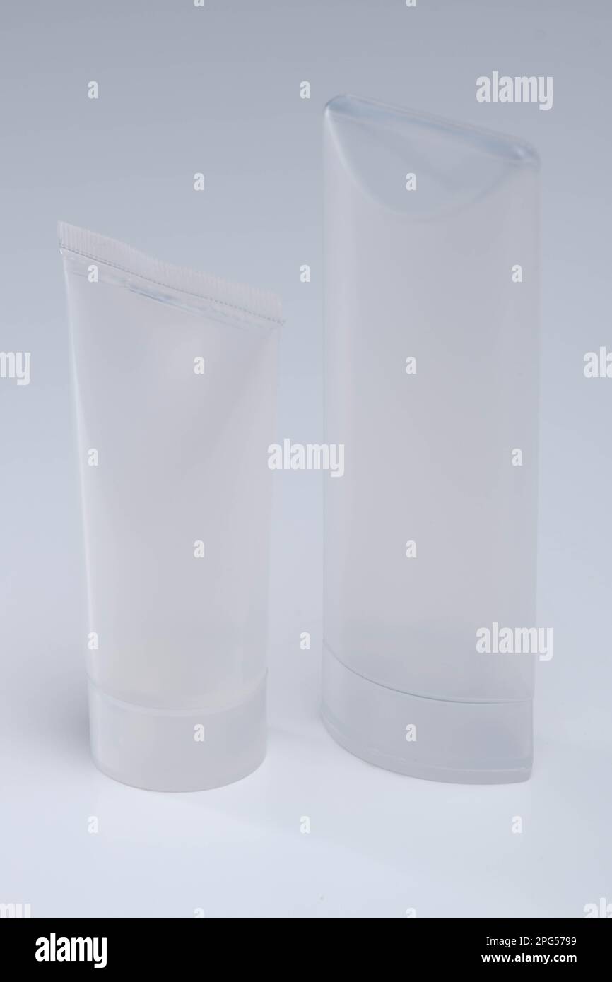 Helsinki / Finlande - 20 MARS 2023, gros plan des contenants de cosmétiques sans marque. Flacons pour le soin de la peau sur fond lumineux. Banque D'Images