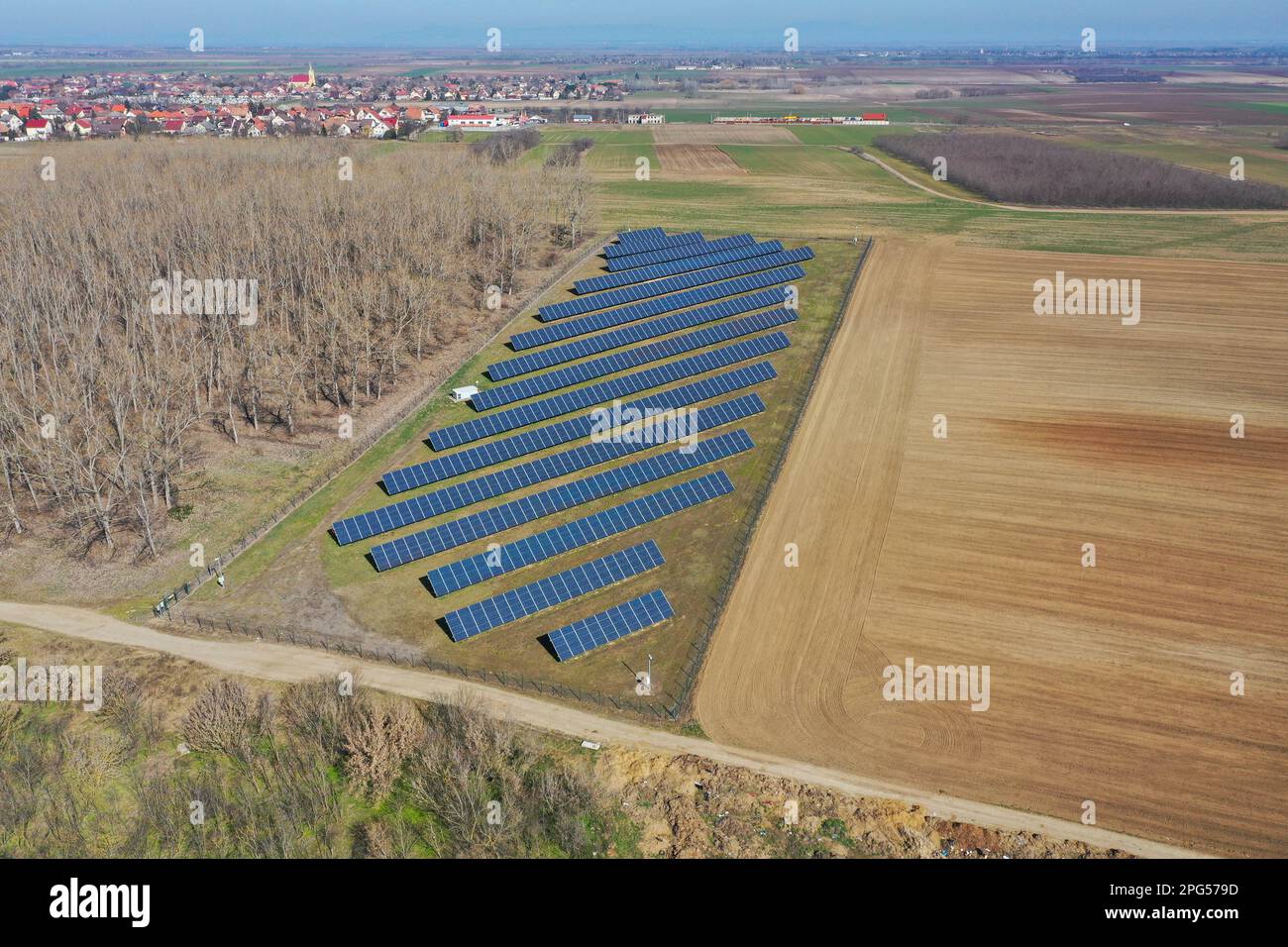 Île de collecte solaire dans les limites de la ville Banque D'Images