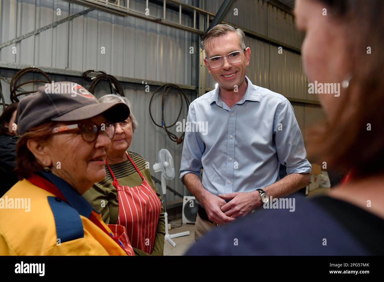 Dominic Perrottet, Premier ministre de Nouvelle-Galles du Sud, rencontre des volontaires à la brigade de pompiers ruraux du district de Taralga pendant la campagne électorale du Parti libéral de Nouvelle-Galles du Sud dans la ville de Taralga, en Nouvelle-Galles du Sud, mardi, 21 mars 2023. La Nouvelle-Galles du Sud va se rendre aux urnes sur 25 mars. (AAP image/Bianca de Marchi) PAS D'ARCHIVAGE ** USAGE STRICTEMENT ÉDITORIAL SEULEMENT ** Banque D'Images