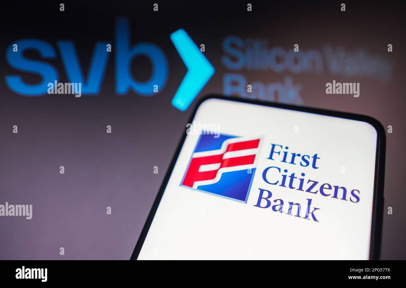 Sur cette photo, le logo First Citizens Bank est affiché sur un smartphone et le logo Silicon Valley Bank (SVB) est affiché en arrière-plan. Banque D'Images