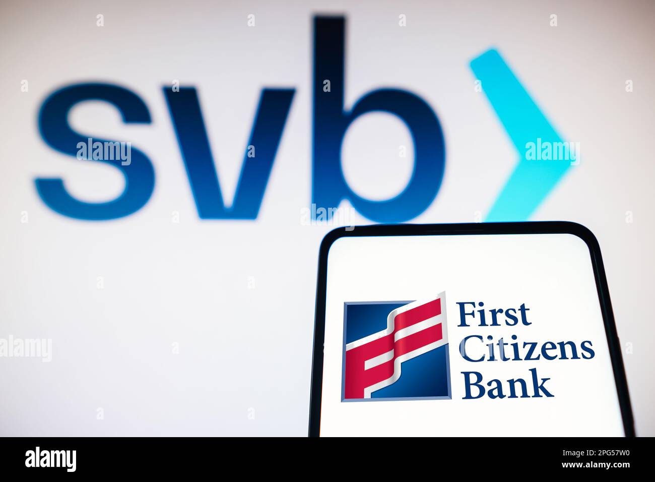 Sur cette photo, le logo First Citizens Bank est affiché sur un smartphone et le logo Silicon Valley Bank (SVB) est affiché en arrière-plan. Banque D'Images