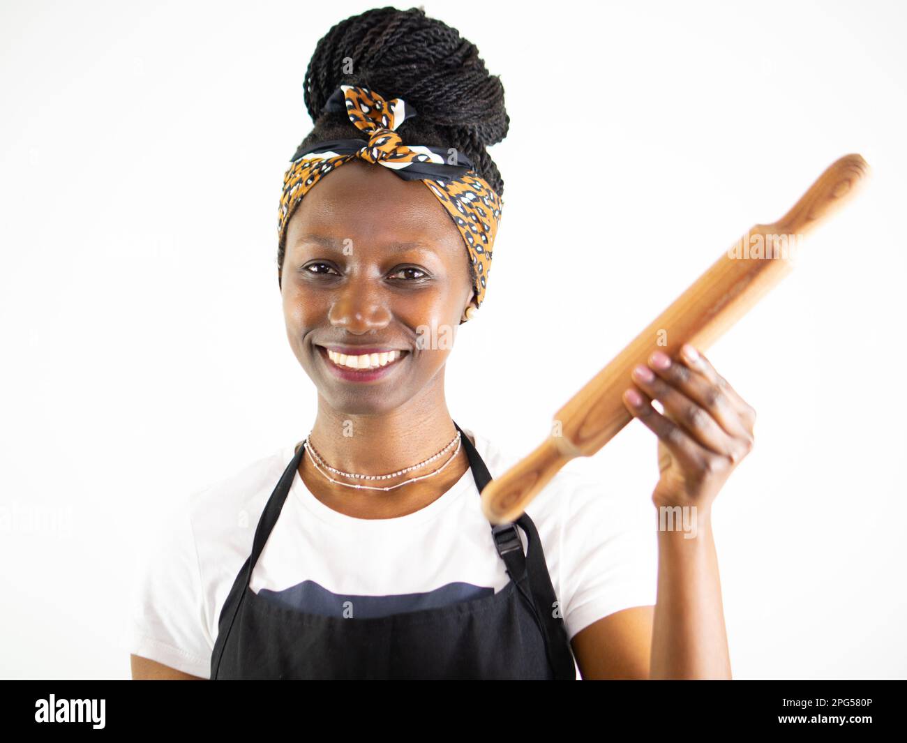 Jeune femme chef montrant un rouleau tout en souriant et regardant l'appareil photo. Isolé sur un fond blanc Banque D'Images