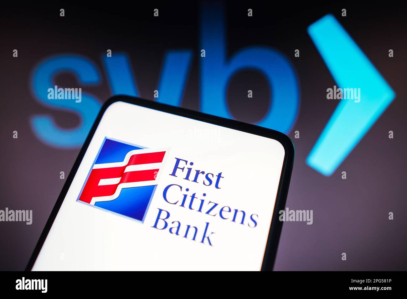 Sur cette photo, le logo First Citizens Bank est affiché sur un smartphone et le logo Silicon Valley Bank (SVB) est affiché en arrière-plan. Banque D'Images