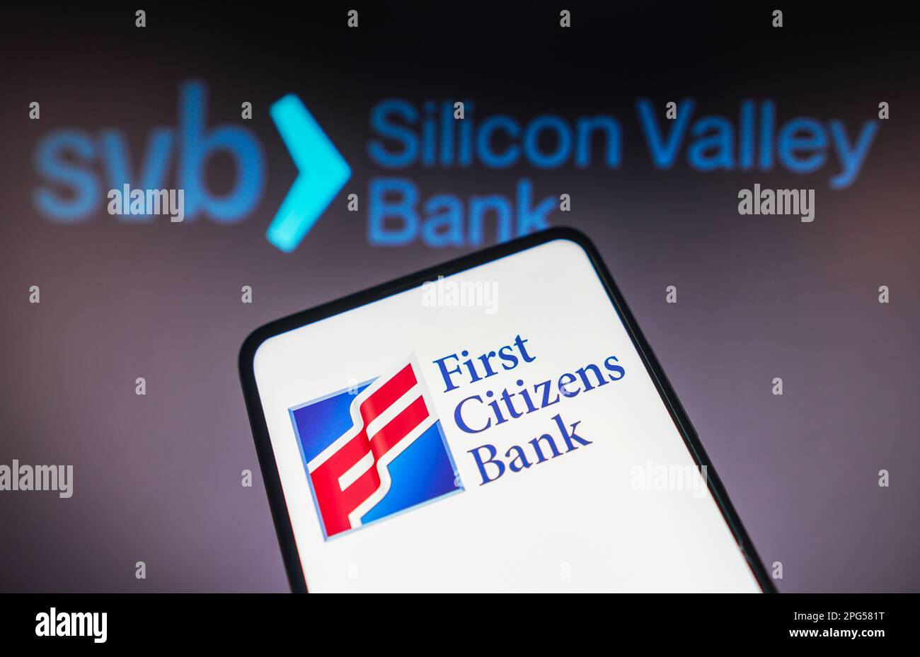 Sur cette photo, le logo First Citizens Bank est affiché sur un smartphone et le logo Silicon Valley Bank (SVB) est affiché en arrière-plan. Banque D'Images