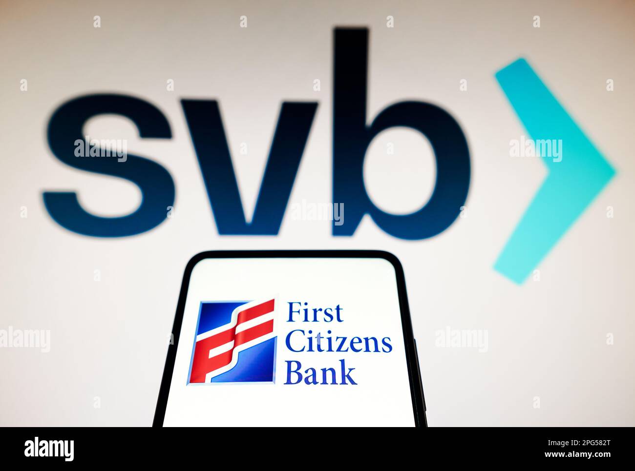 Sur cette photo, le logo First Citizens Bank est affiché sur un smartphone et le logo Silicon Valley Bank (SVB) est affiché en arrière-plan. Banque D'Images