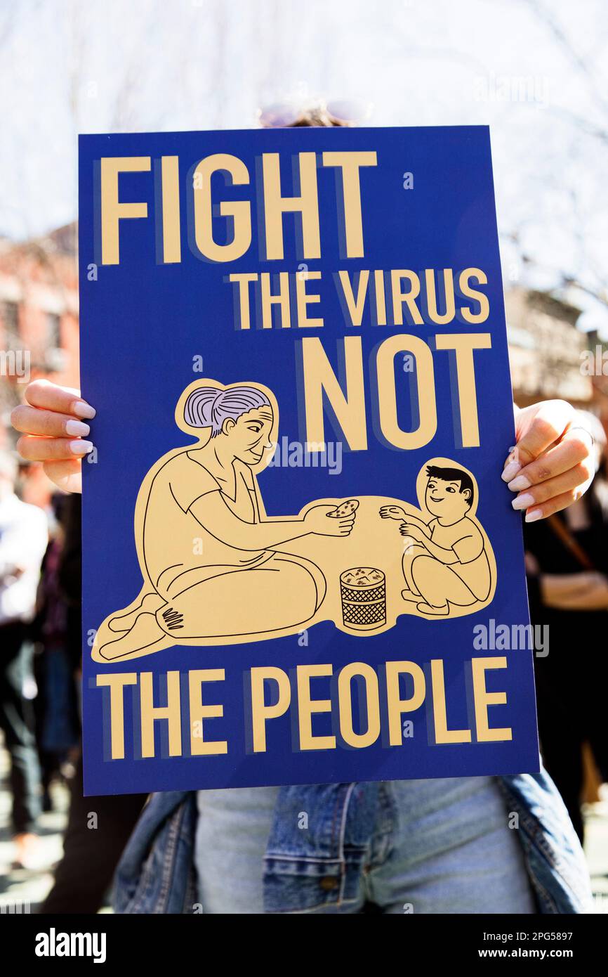 Panneau « combattre le virus pas le peuple » au rassemblement anti-asiatique de violence, New York, New York, États-Unis Banque D'Images