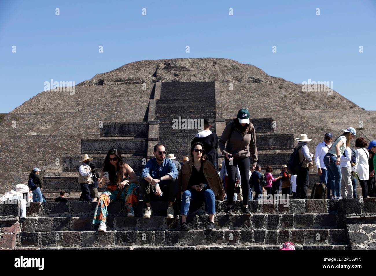 20 mars 2023, Etat du Mexique, Mexique: Les visiteurs de la pyramide de la Lune viennent accueillir l'entrée du printemps au site archéologique de Teotihuacan, dans la municipalité de Teotihuacan dans l'Etat du Mexique. Sur 20 mars 2023 dans l'État du Mexique, Mexique (Credit image: © Luis Barron/eyepix via ZUMA Press Wire) USAGE ÉDITORIAL SEULEMENT! Non destiné À un usage commercial ! Banque D'Images