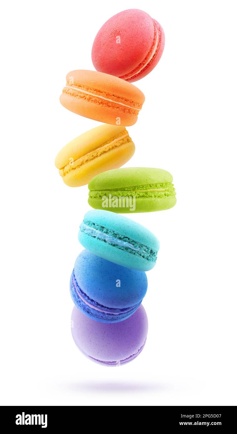 Des macarons volants dans l'air de couleurs vives de l'arc-en-ciel, isolés sur fond blanc Banque D'Images