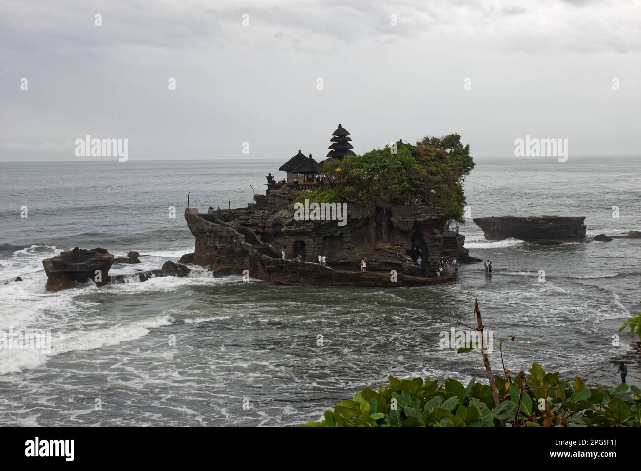 Pèlerins et touristes au Temple Tanah Lot, Bali, Indonésie Banque D'Images