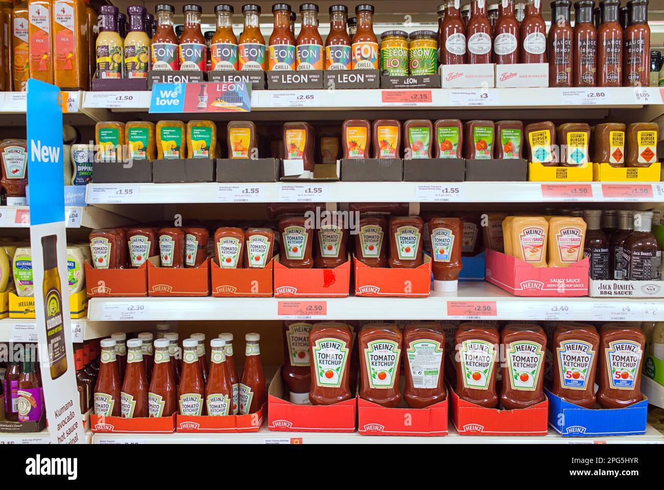 Étagère de supermarché pleine de sauces, y compris le ketchup de tomate heinz Banque D'Images