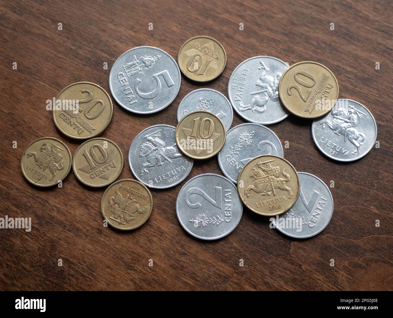 Pièces lituaniennes sur table en bois, gros plan. Anciennes devises locales. Argent de Lituanie Banque D'Images