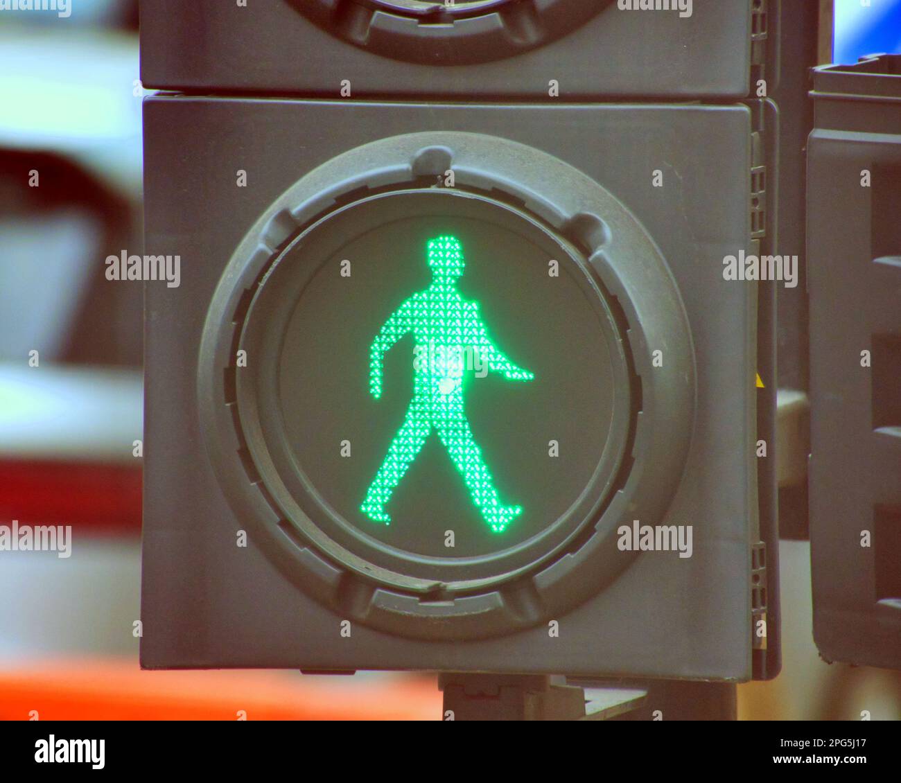 Gros plan du feu de circulation vert homme foe piétons pour traverser la route Banque D'Images