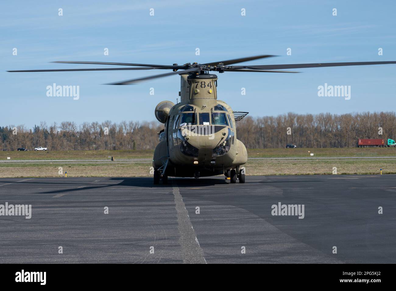 A ÉTATS-UNIS Hélicoptère-taxi CH-47 Chinook de Boeing de l’armée en ligne aérienne lors de l’exercice Ultimate Caduceus 2023, à l’aviation atlantique à Portland, en Oregon, en 17 mars 2023. UC23 est une année américaine Exercice de formation du Commandement du transport qui simule la capacité de mouvement des patients à l'aide d'aéronefs à voilure fixe et rotative pour déplacer les patients vers et depuis les établissements médicaux régionaux et les centres de coordination fédéraux. (É.-U. Photo de la Force aérienne par le sergent d'état-major Chris Sommers) Banque D'Images