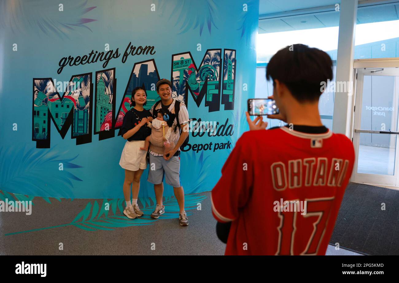 Spectators are seen during the World Baseball Classic (WBC) semifinal match between Mexico and Japan at LoanDepot Park in Miami, Florida, United States on March 20, 2023.( The Yomiuri Shimbun via AP Images ) Banque D'Images