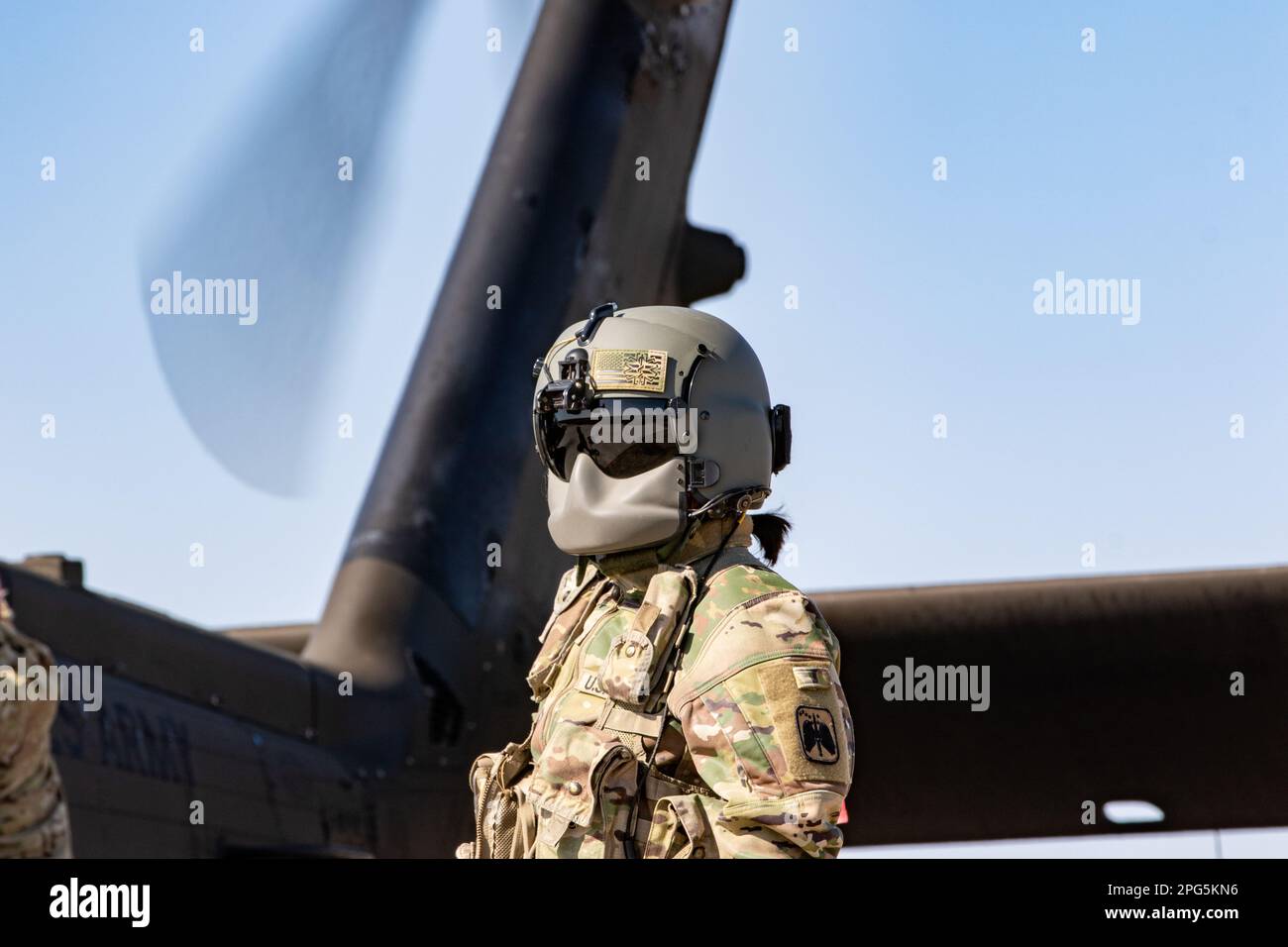 Un CHEF d'équipage D'hélicoptère UH-60M Black Hawk affecté à Alpha Company, 2-158 Assault Helicopter Battalion, 16th combat Aviation Brigade mène des activités avant le vol au Orchard combat Training Center, Idaho, le 17 mars 2023. L'unité a été formée sur les armes aériennes individuelles et d'équipe en préparation aux exercices conjoints combinés à venir en été. (É.-U. Photo de l'armée par le capitaine Kyle Abraham, 16th Brigade de l'aviation de combat) Banque D'Images