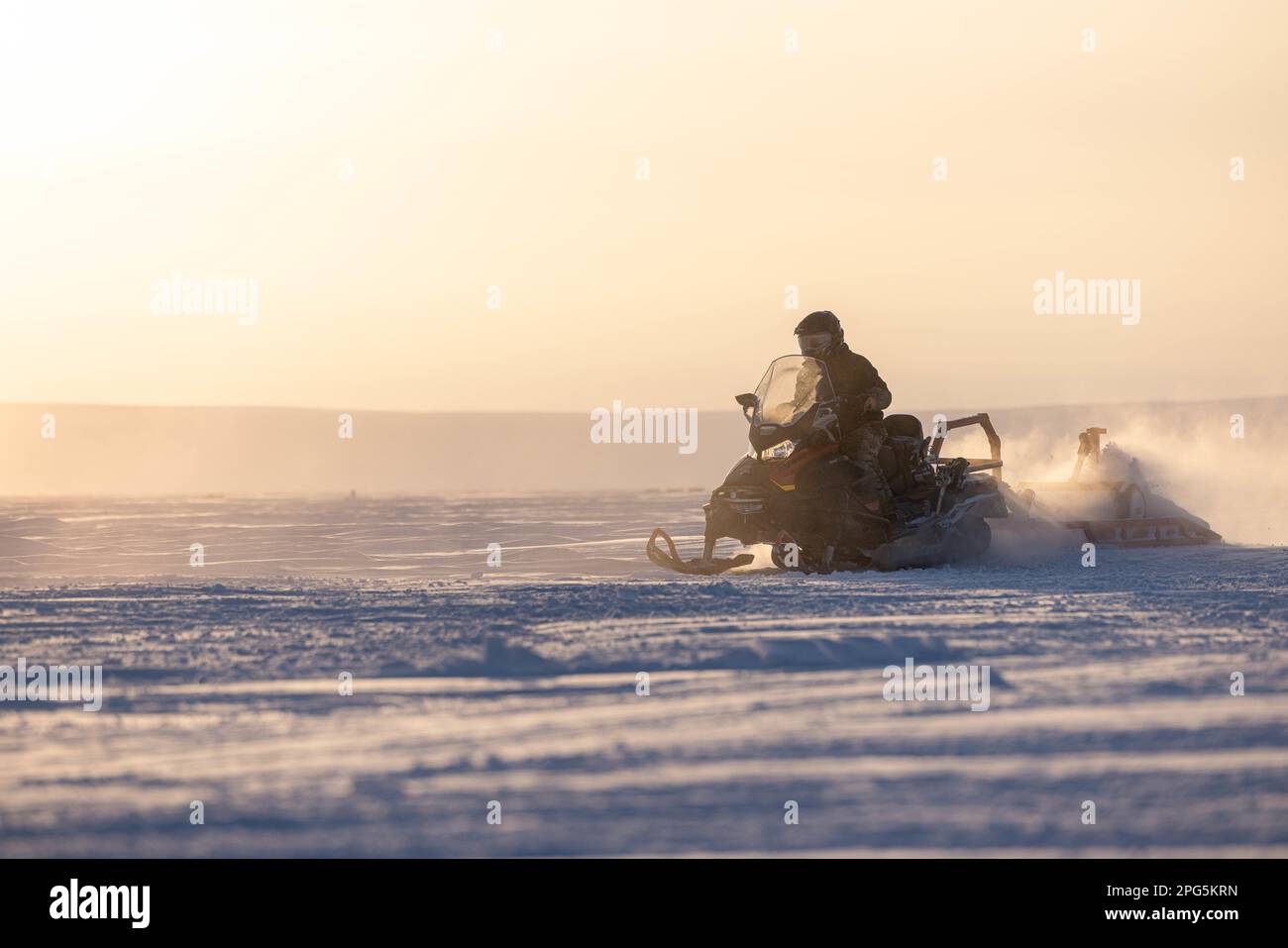 Un membre de l’équipe de ski du camp polaire de l’escadre 109th, le Sgt Matthew Gadway, un technicien, conduit une machine à neige pour faire du patin à la baie Templeton, Nunavut, Canada 13 mars 2023. Le chemin de ski a permis au LC-130s du 109ths de transporter du personnel et du fret dans l’environnement arctique austère lors de l’exercice Guerrier Nordique 2023. (É.-U. Photo de la Garde nationale aérienne par le sergent d'état-major Madison Scaringe) Banque D'Images