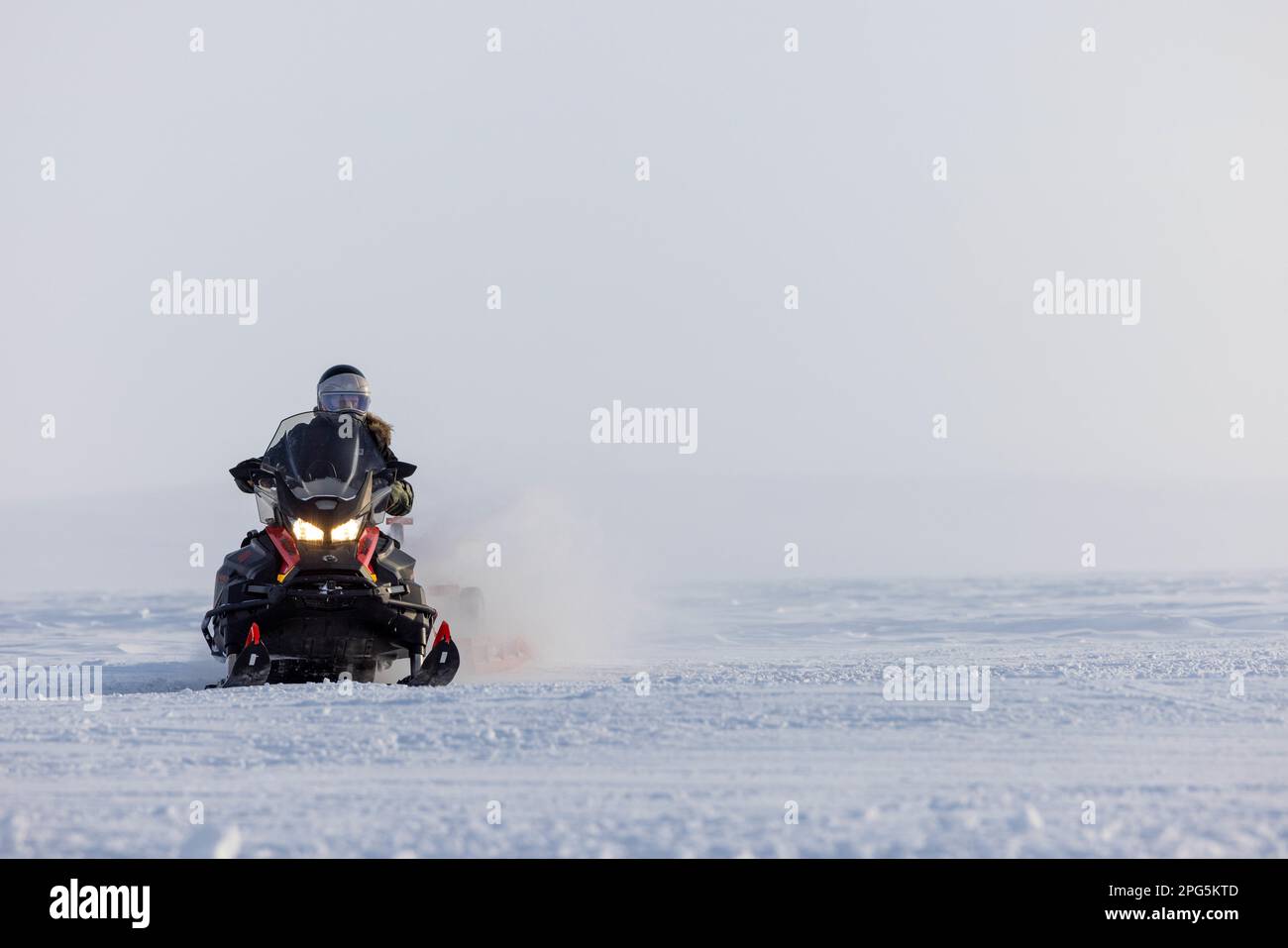 Un membre de l’équipe de ski du camp polaire de l’escadre 109th, le Sgt Brian Shuey, de l’escadre 133rd, conduit une machine à neige à la baie Templeton, Nunavut, Canada 13 mars 2023. Le PCST a utilisé des machines à neige et des tondeuses pour créer un chemin de ski sur lequel le LC-130s du 109ths atterrit pendant l’exercice Guerrier Nordique 2023. (É.-U. Photo de la Garde nationale aérienne par le sergent d'état-major Madison Scaringe) Banque D'Images