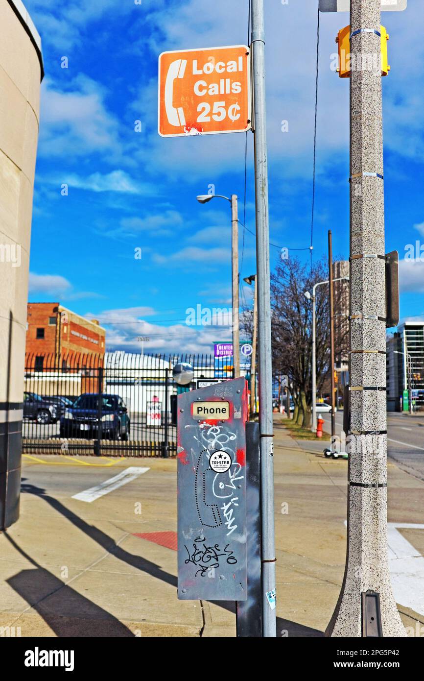 Téléphone public à pièces avec une enseigne orange « local Calls 25 cents » à Cleveland, Ohio, États-Unis sur 24 février 2023. Banque D'Images