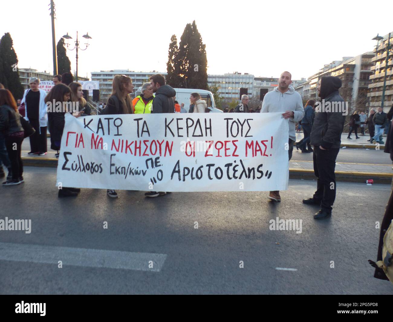 Athènes, Grèce, 20 mars 2023. Place Syntagma et Parlement grec, Athènes, 20 mars 2023. Poursuivant le suivi des plus grandes manifestations de masse de la semaine dernière depuis la crise initiale de la zone euro qui a touché l'économie grecque il y a près de 17 ans, Les troubles publics actuels à Athènes ont été concentrés sur la colère des syndicats grecs et de l'électorat général face à l'intention du Parlement de privatiser l'approvisionnement municipal en eau de la Grèce. Avec une longue histoire d'eau contaminée et d'échecs de gestion qui ont eu des répercussions sur les réseaux publics d'aqueduc et leurs employés syndiqués, les protestations de l'électorat sont fades Banque D'Images