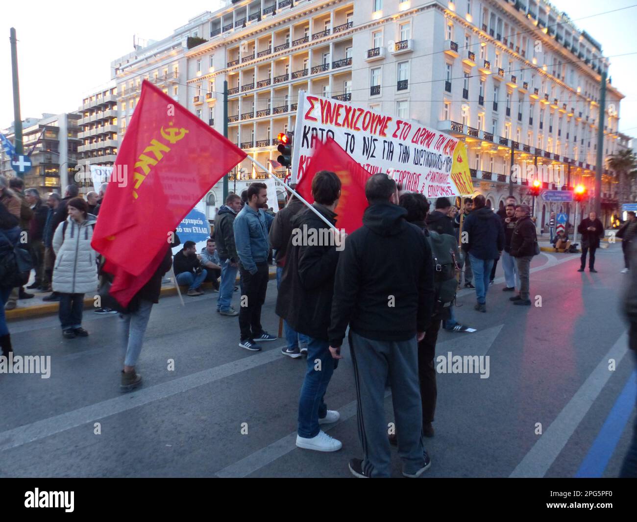 Athènes, Grèce, 20 mars 2023. Place Syntagma et Parlement grec, Athènes, 20 mars 2023. Poursuivant le suivi des plus grandes manifestations de masse de la semaine dernière depuis la crise initiale de la zone euro qui a touché l'économie grecque il y a près de 17 ans, Les troubles publics actuels à Athènes ont été concentrés sur la colère des syndicats grecs et de l'électorat général face à l'intention du Parlement de privatiser l'approvisionnement municipal en eau de la Grèce. Avec une longue histoire d'eau contaminée et d'échecs de gestion qui ont eu des répercussions sur les réseaux publics d'aqueduc et leurs employés syndiqués, les protestations de l'électorat sont fades Banque D'Images